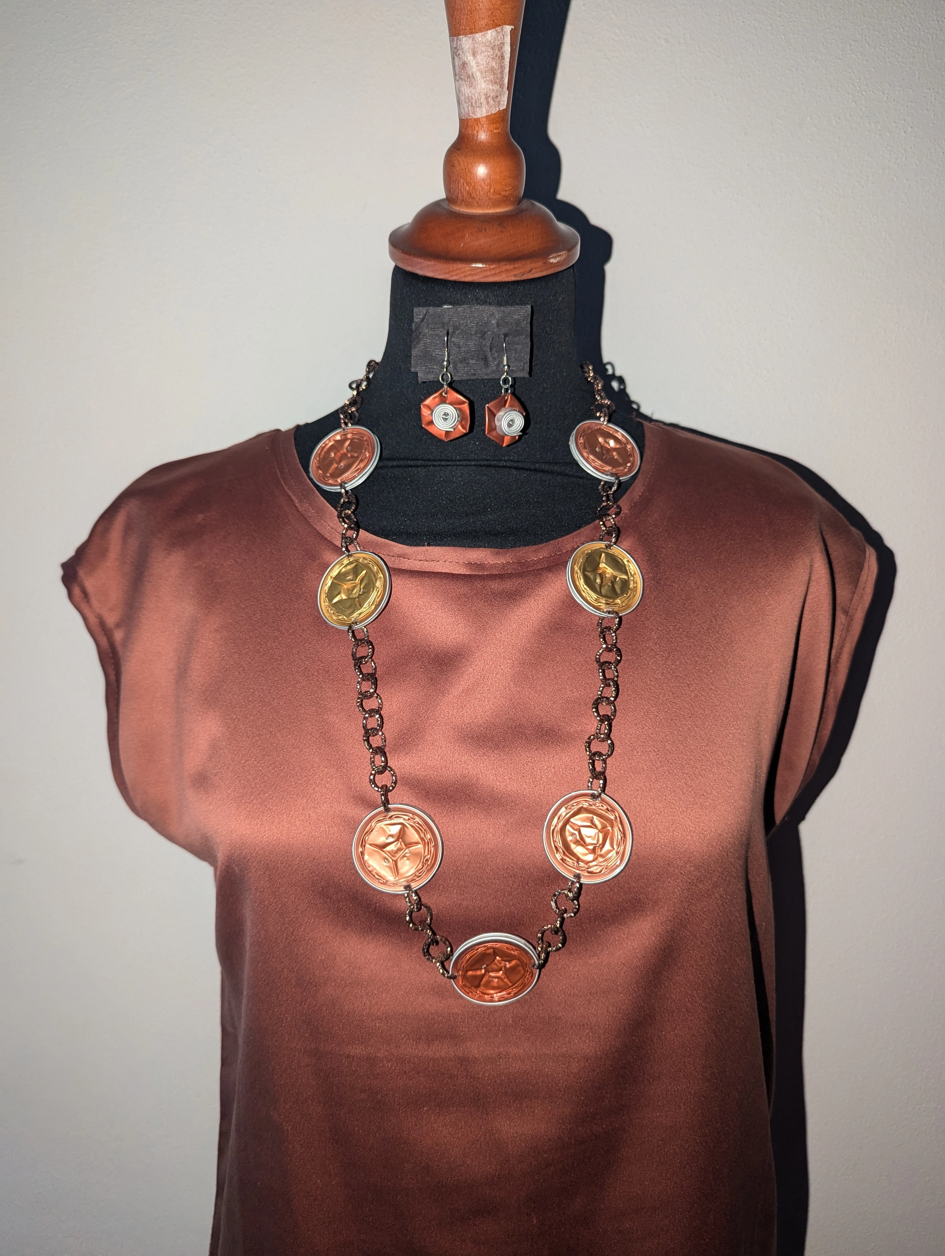 Set collana e orecchini in bronzo scuro, bronzo chiaro e oro