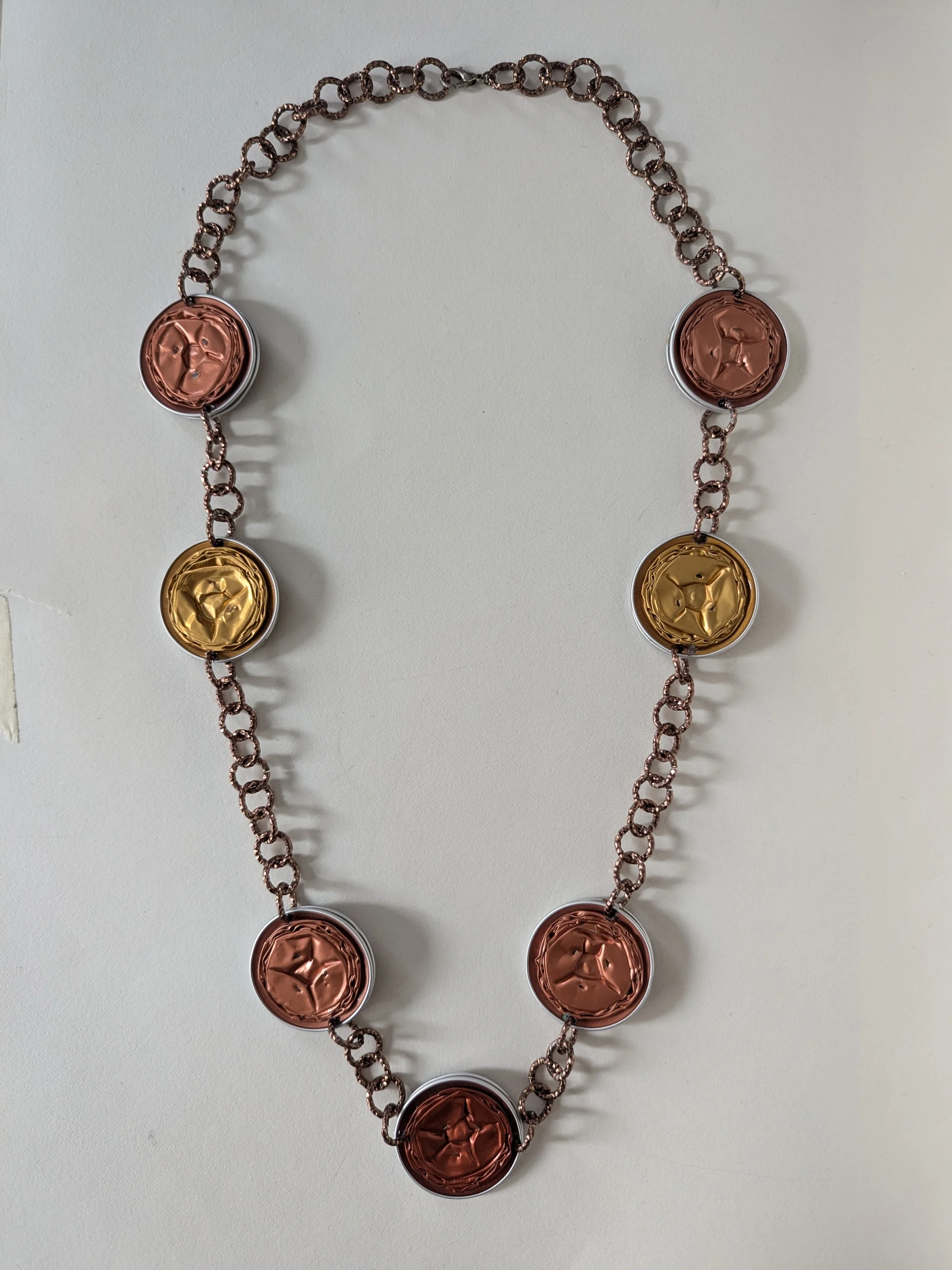 Collana con cinque cialde schicciate alternate tra oro e bronzo