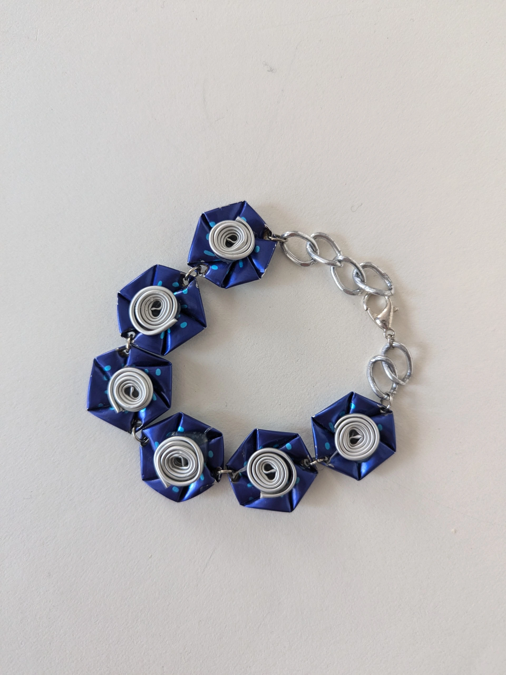 Bracciale blu con roselline