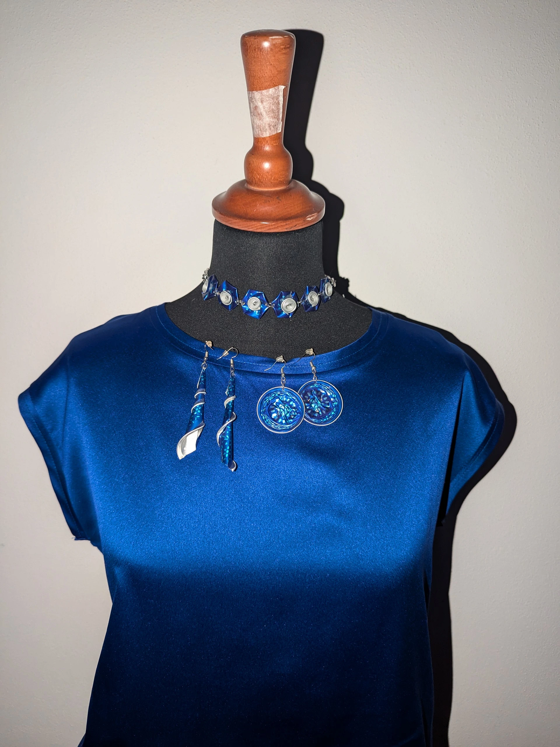 Set orecchini, bracciale e collana blu elettrico