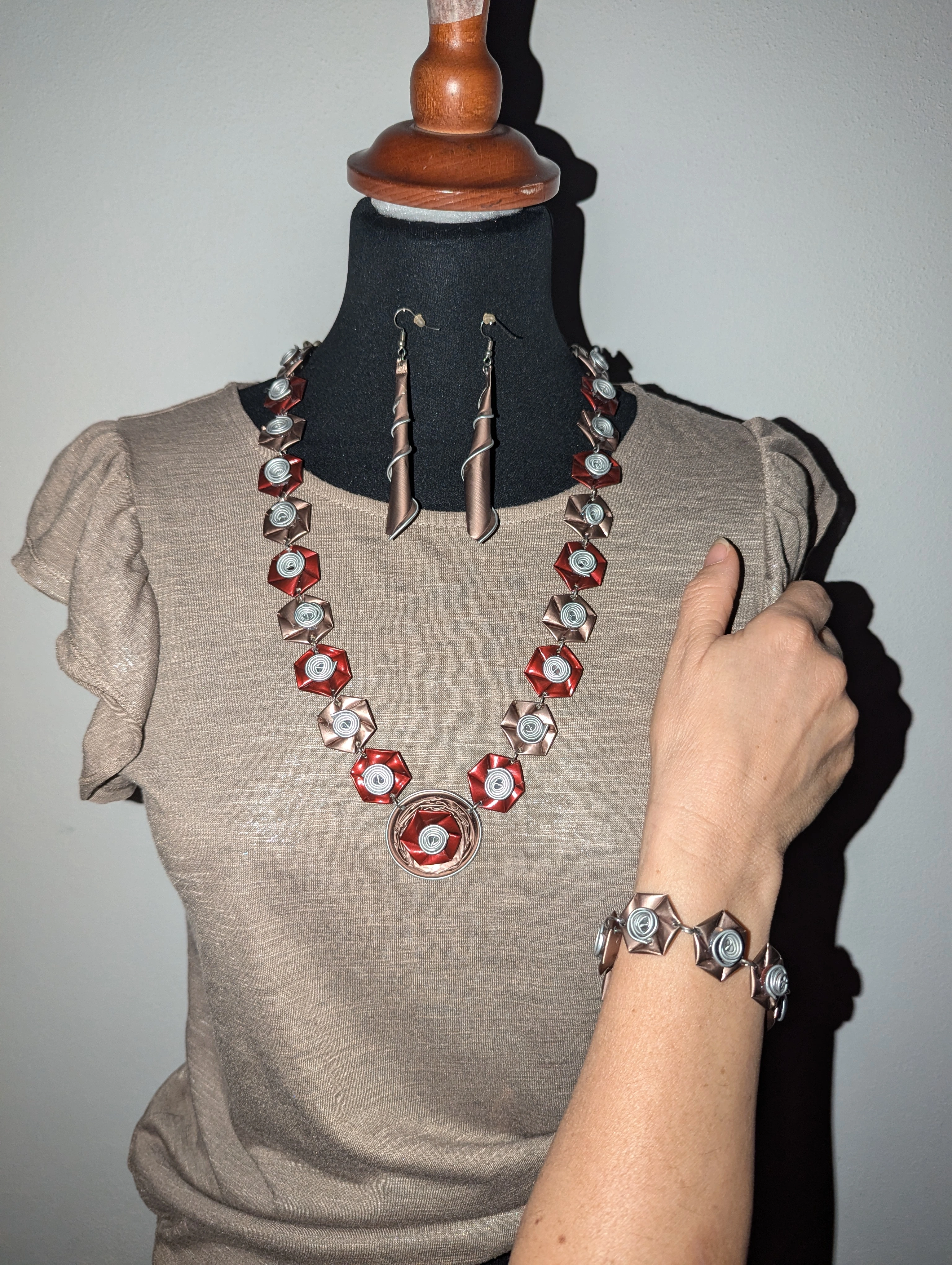 Set collana, orecchini e bracciale grigio tortora e bronzo