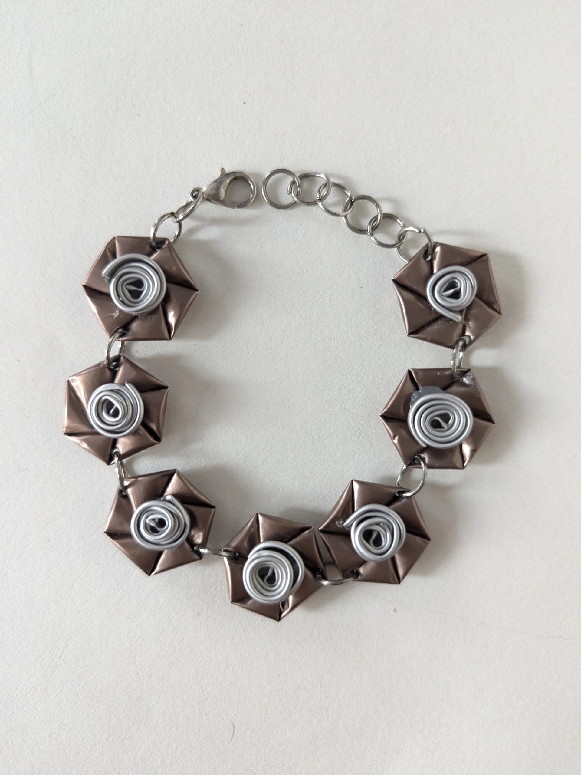 Bracciale con roselline color tortora e centro argento