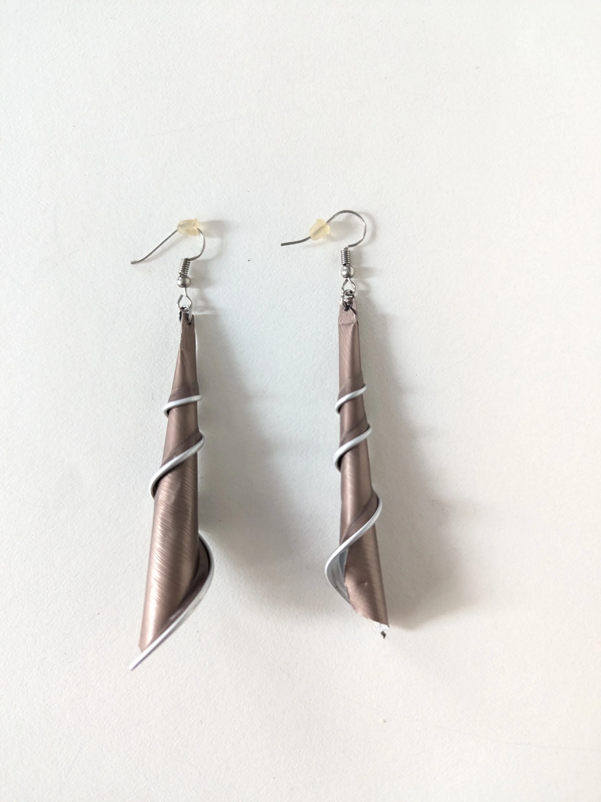 Orecchini a spirale di color tortora