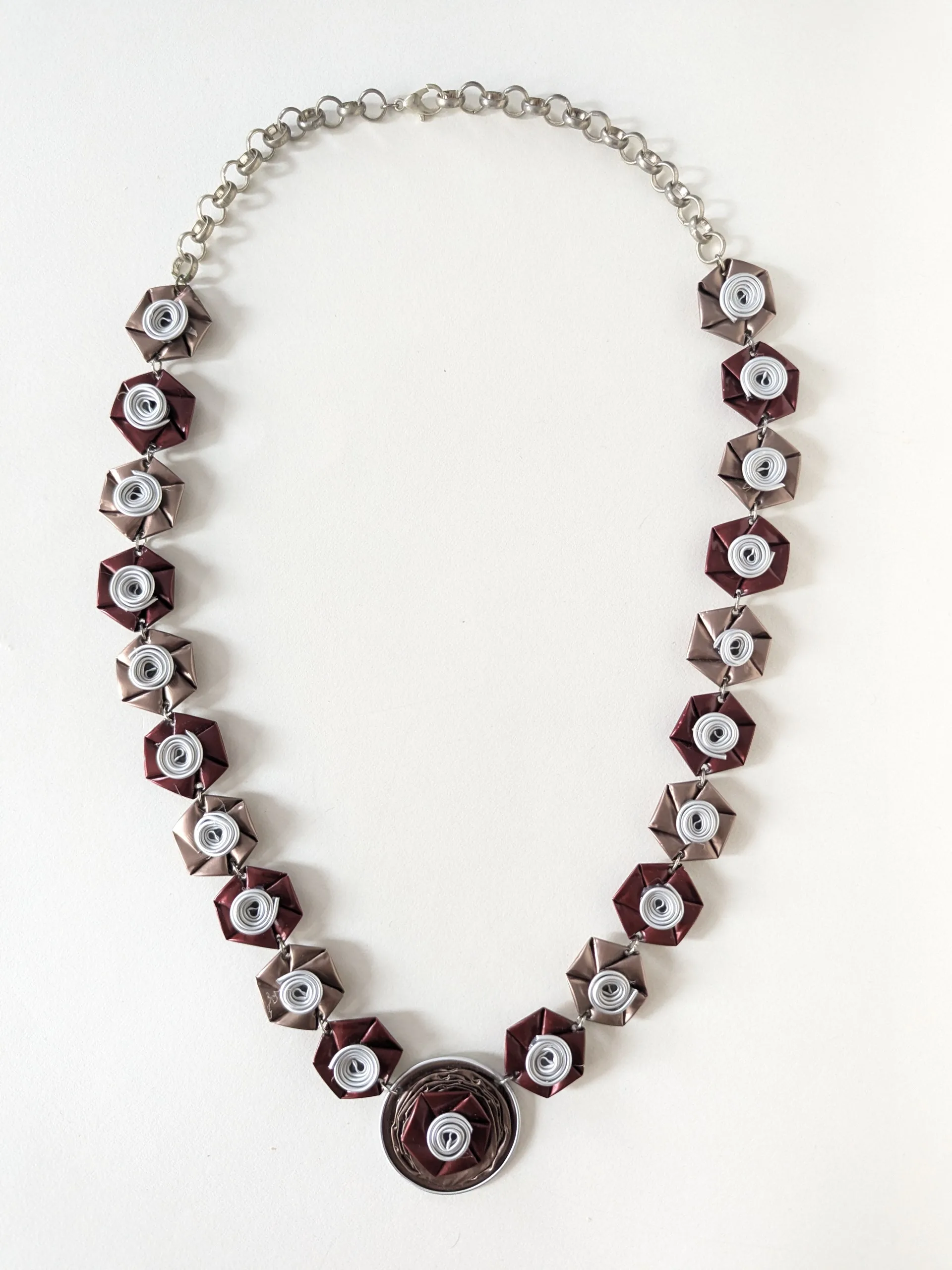 Collana con roselline tortora e bronzo con centro in argento