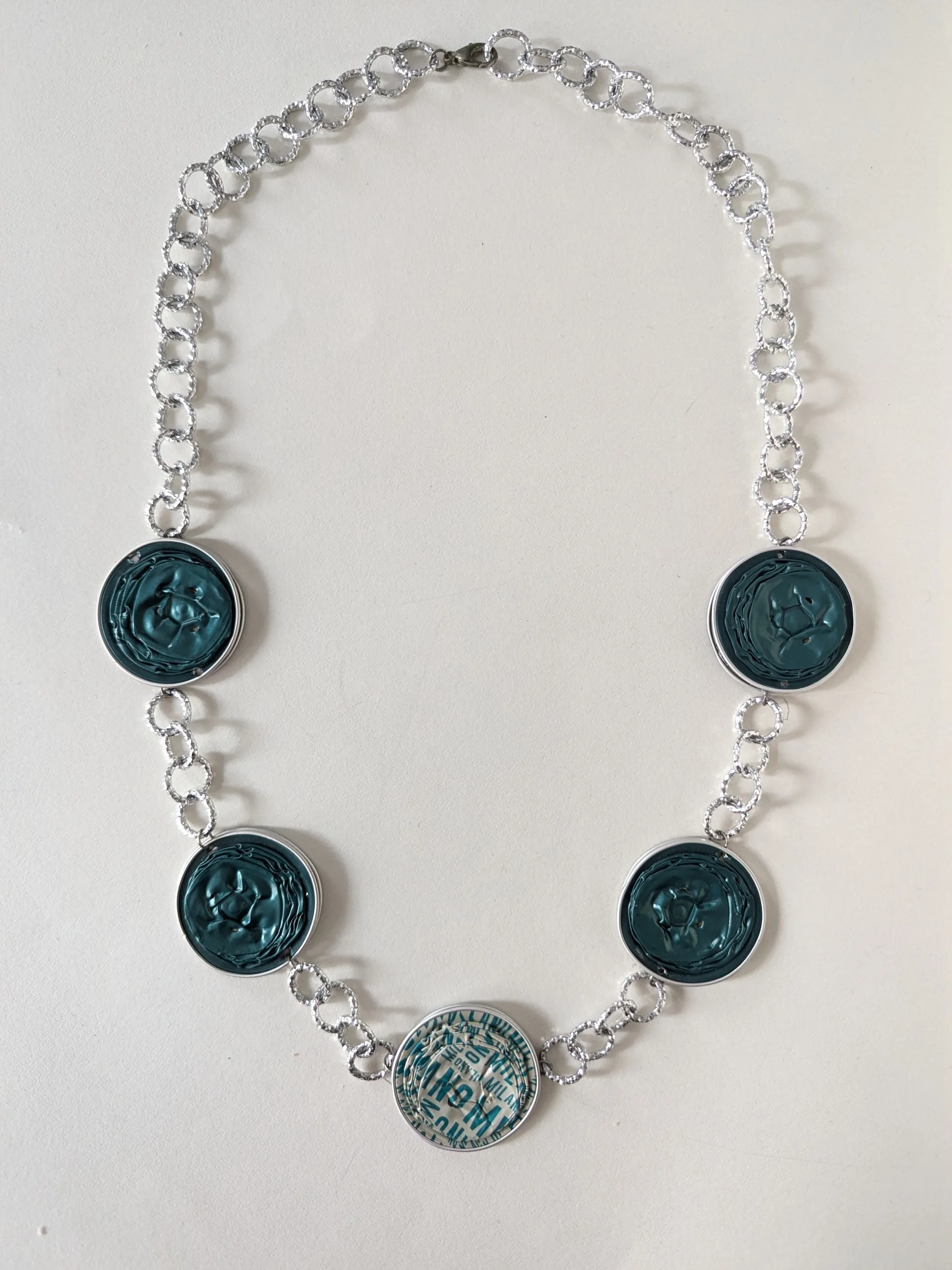 Collana con cialde schiacciate verde e bianco