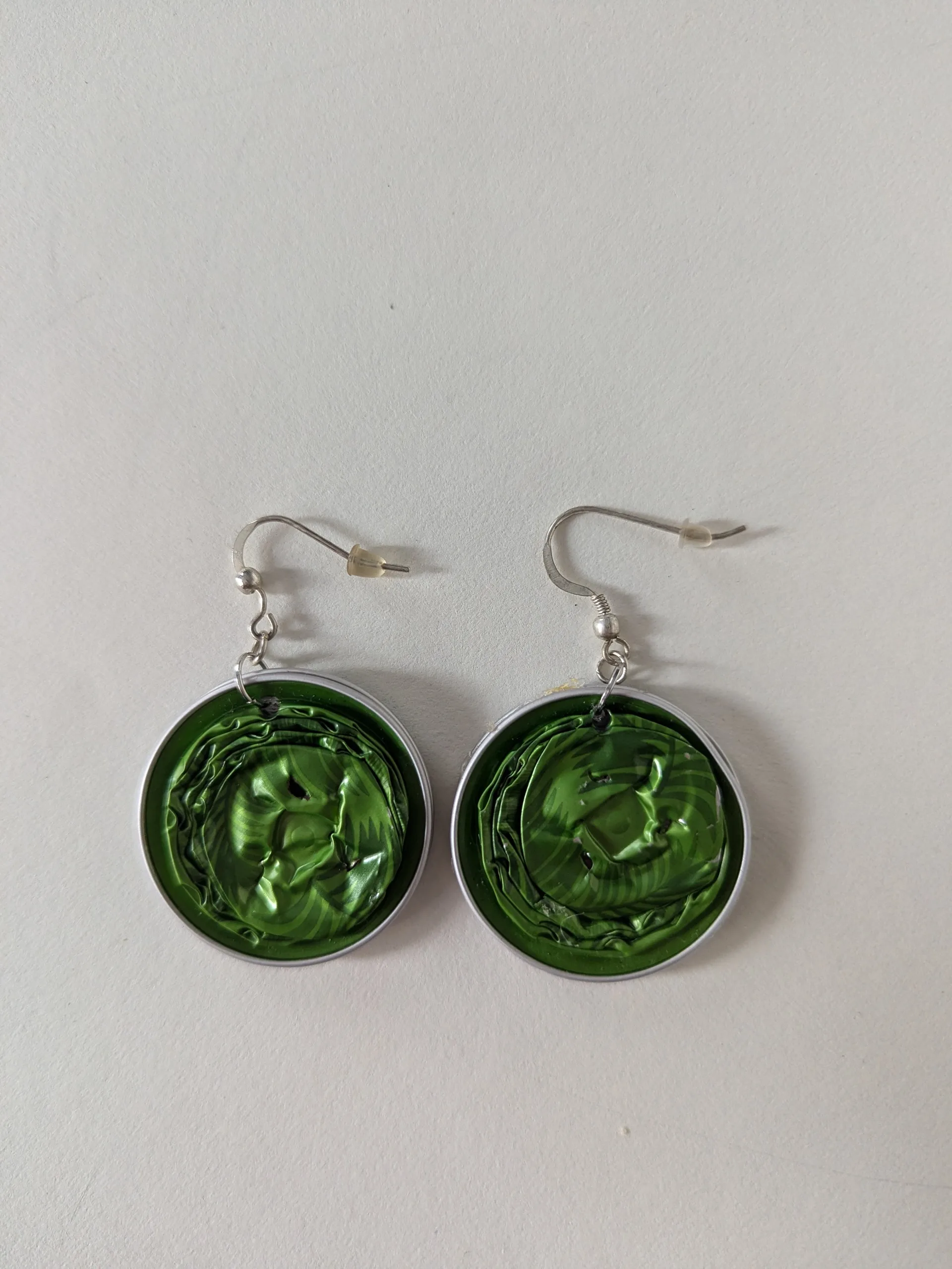 Orecchini verdi smeraldo con cialde schiacciate e bordo argentato