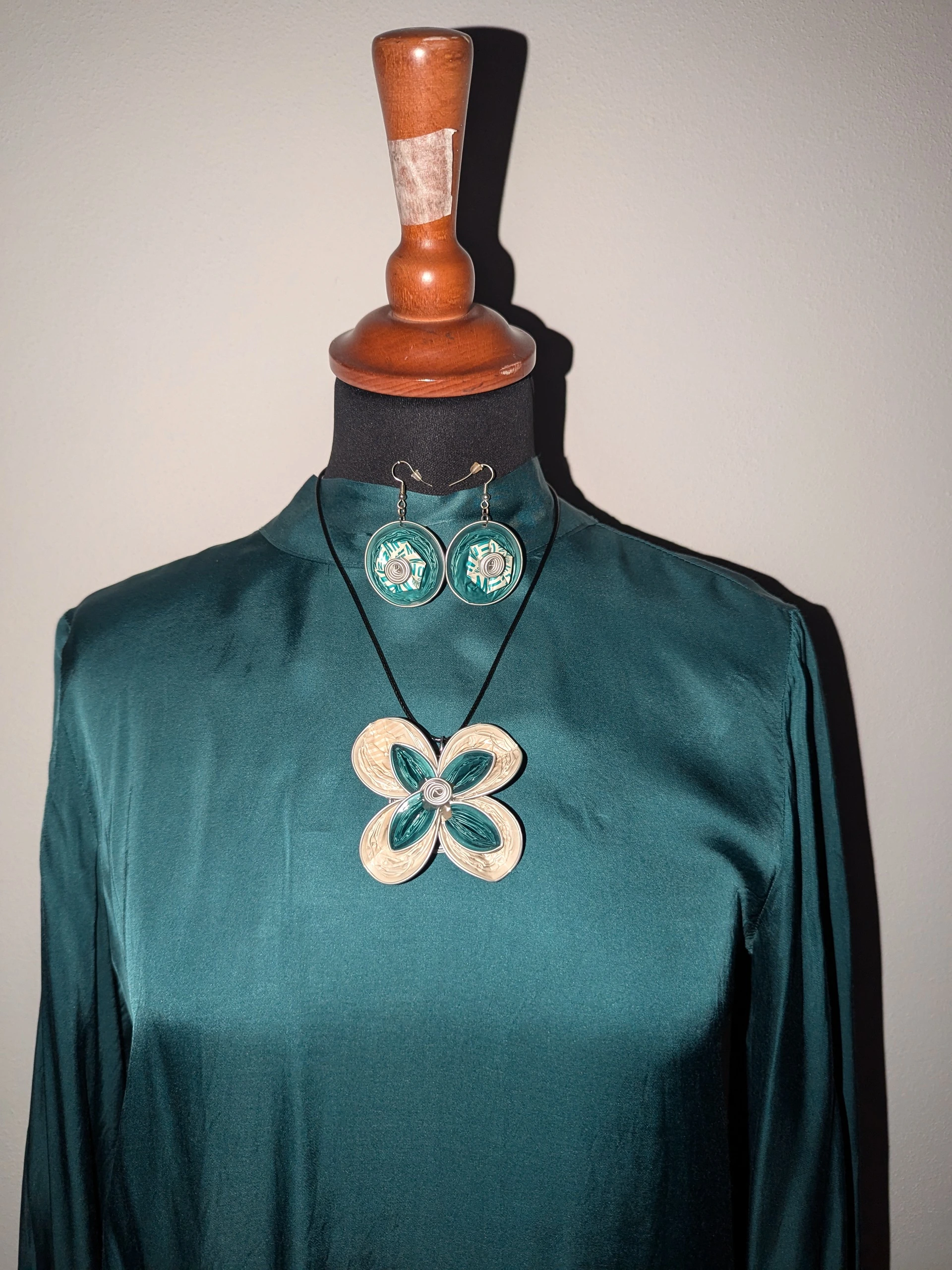 Set orecchini e collana verde scuro e bianco panna