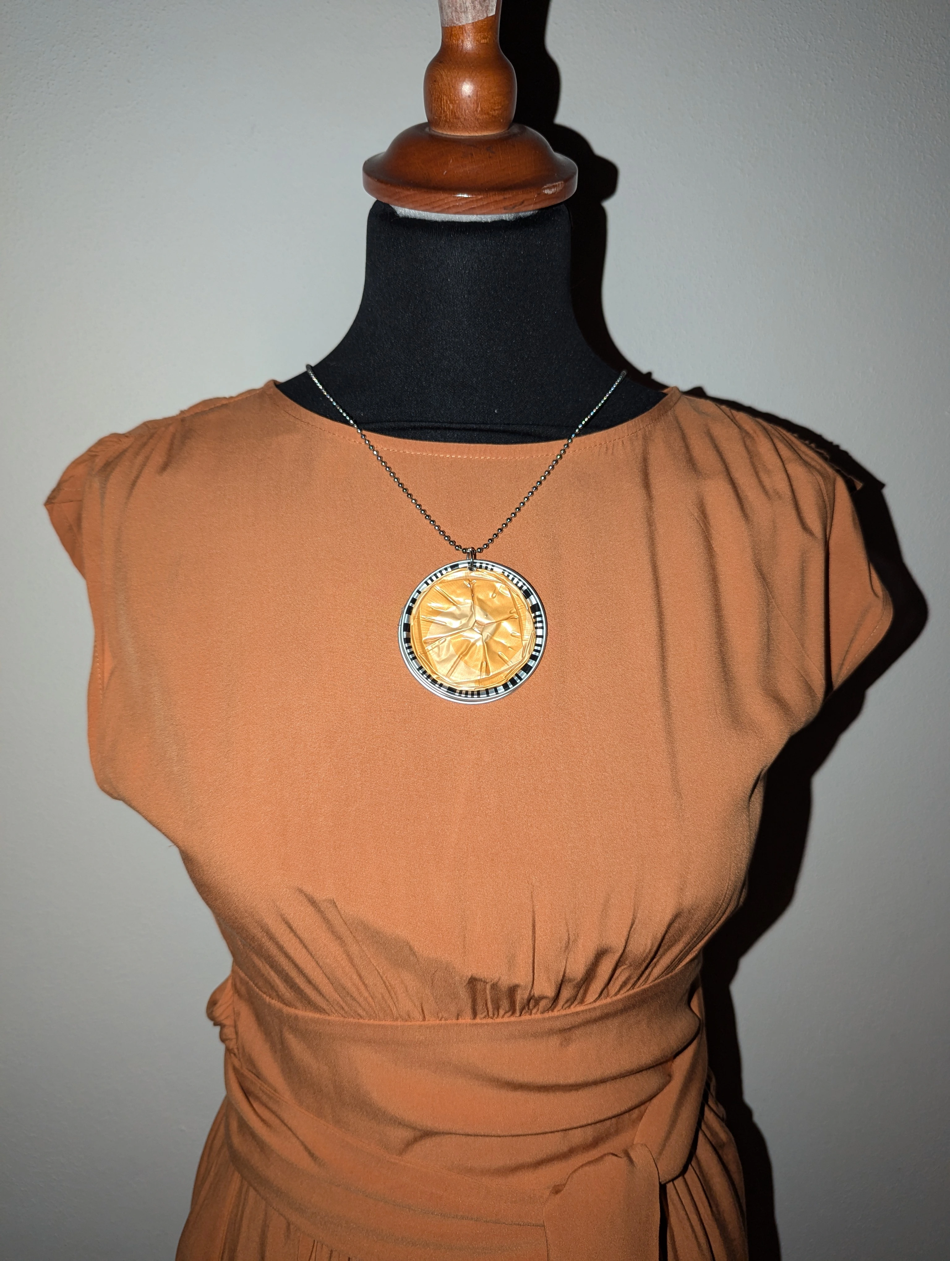 Collana a cerchio gialla nera e argento