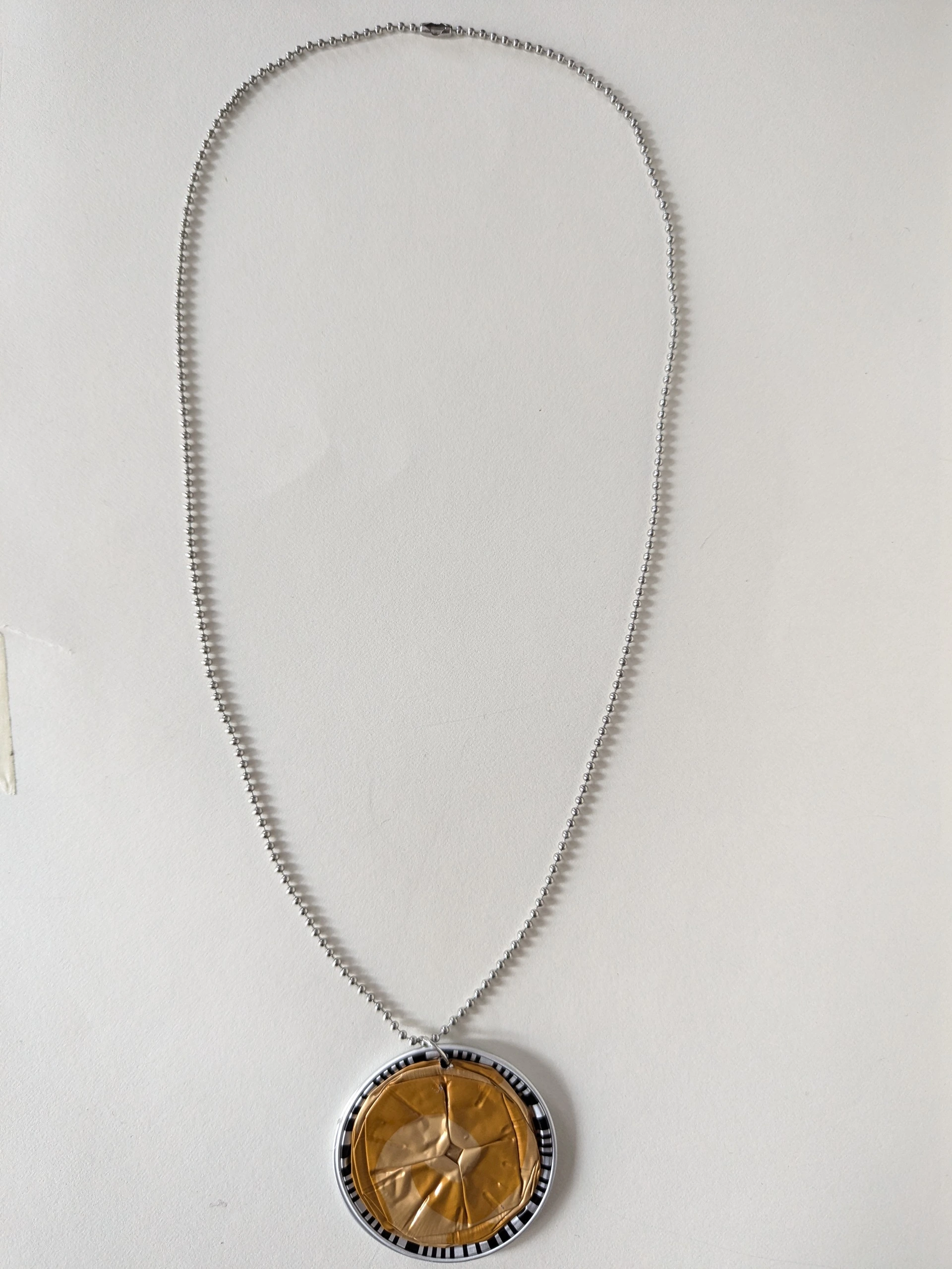 Collana a cerchio gialla e argento