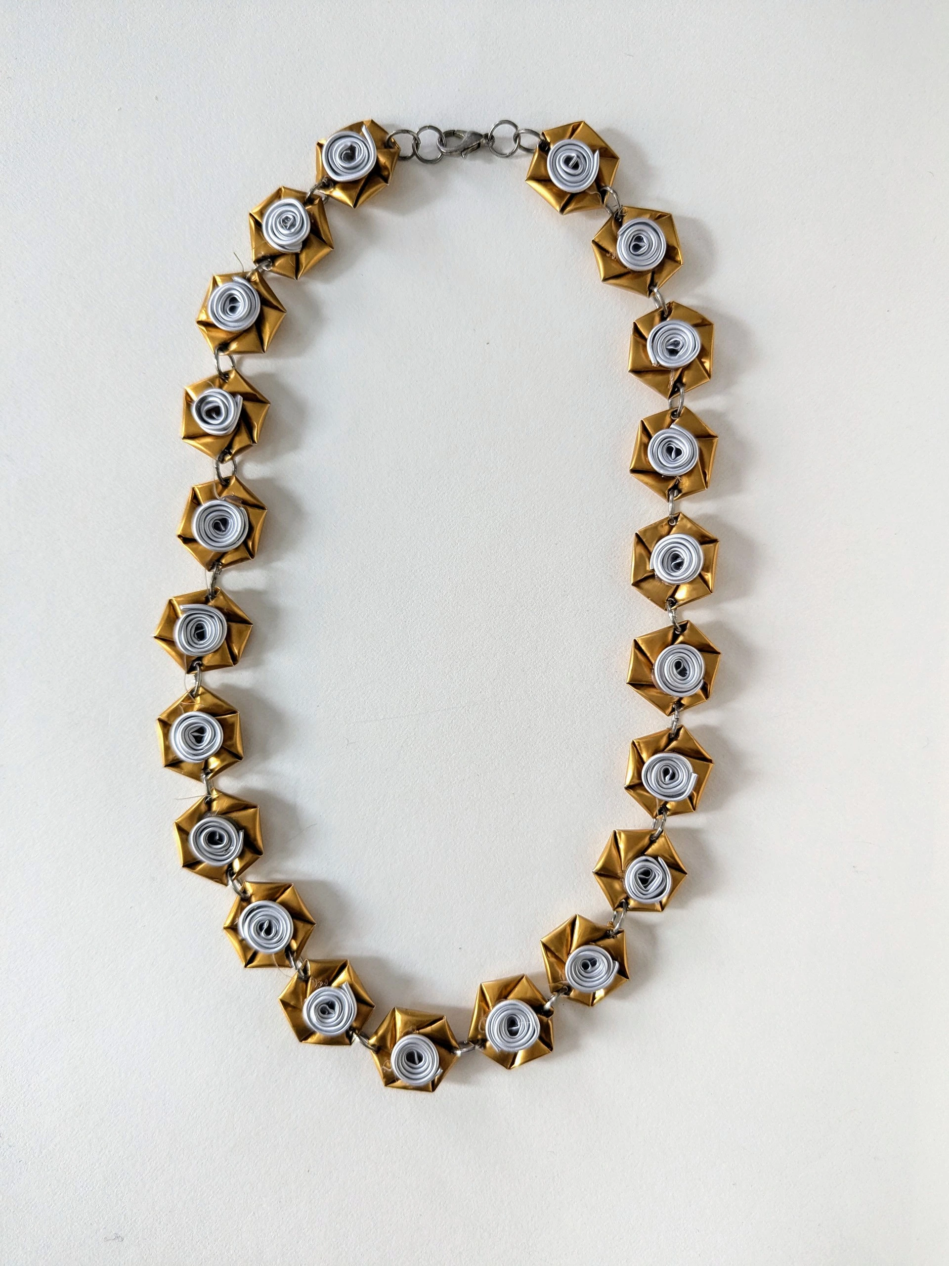 Collana con roselline in oro e centro argentato