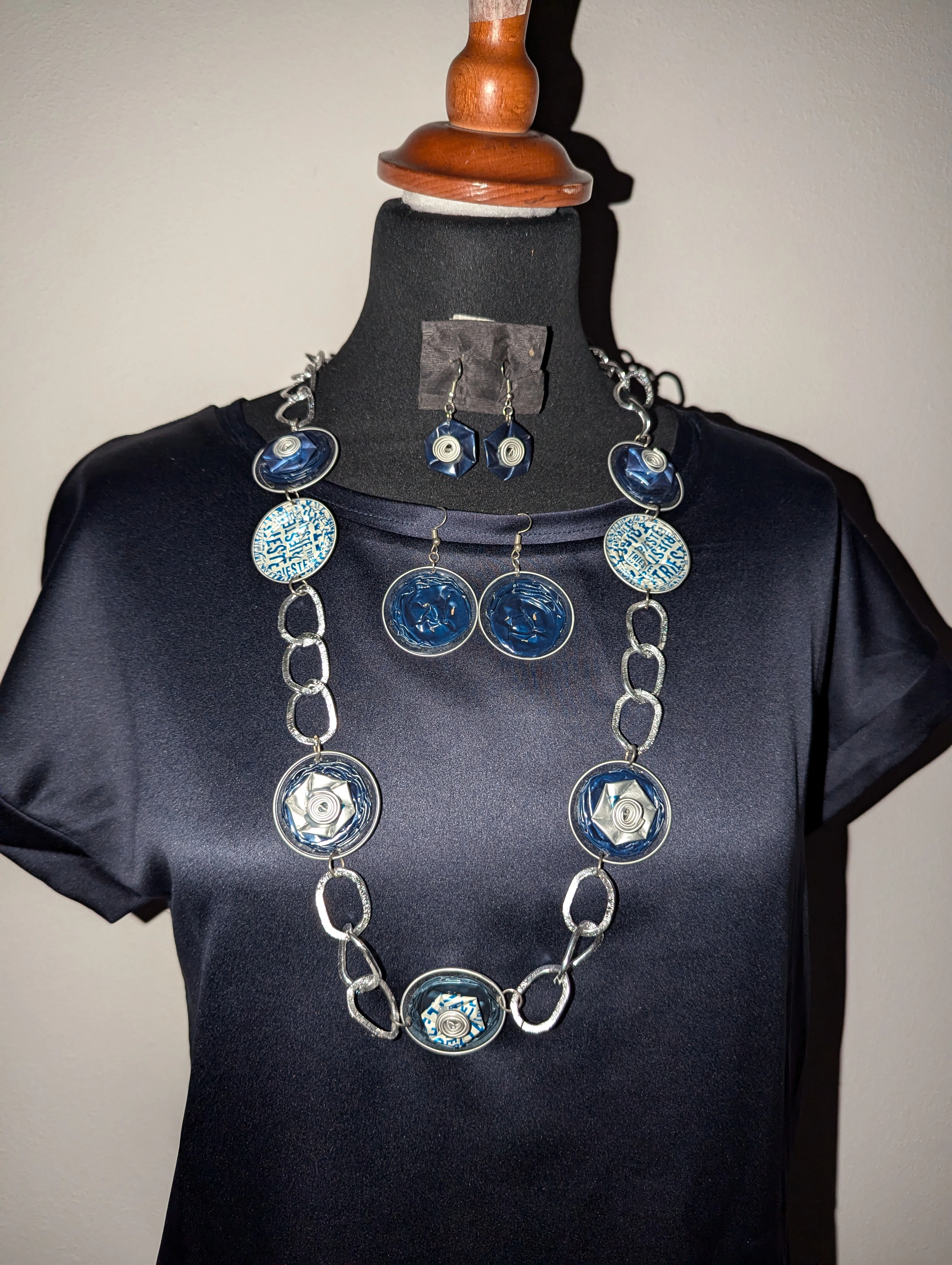 Set collane ed orecchini blu scuro e bianco